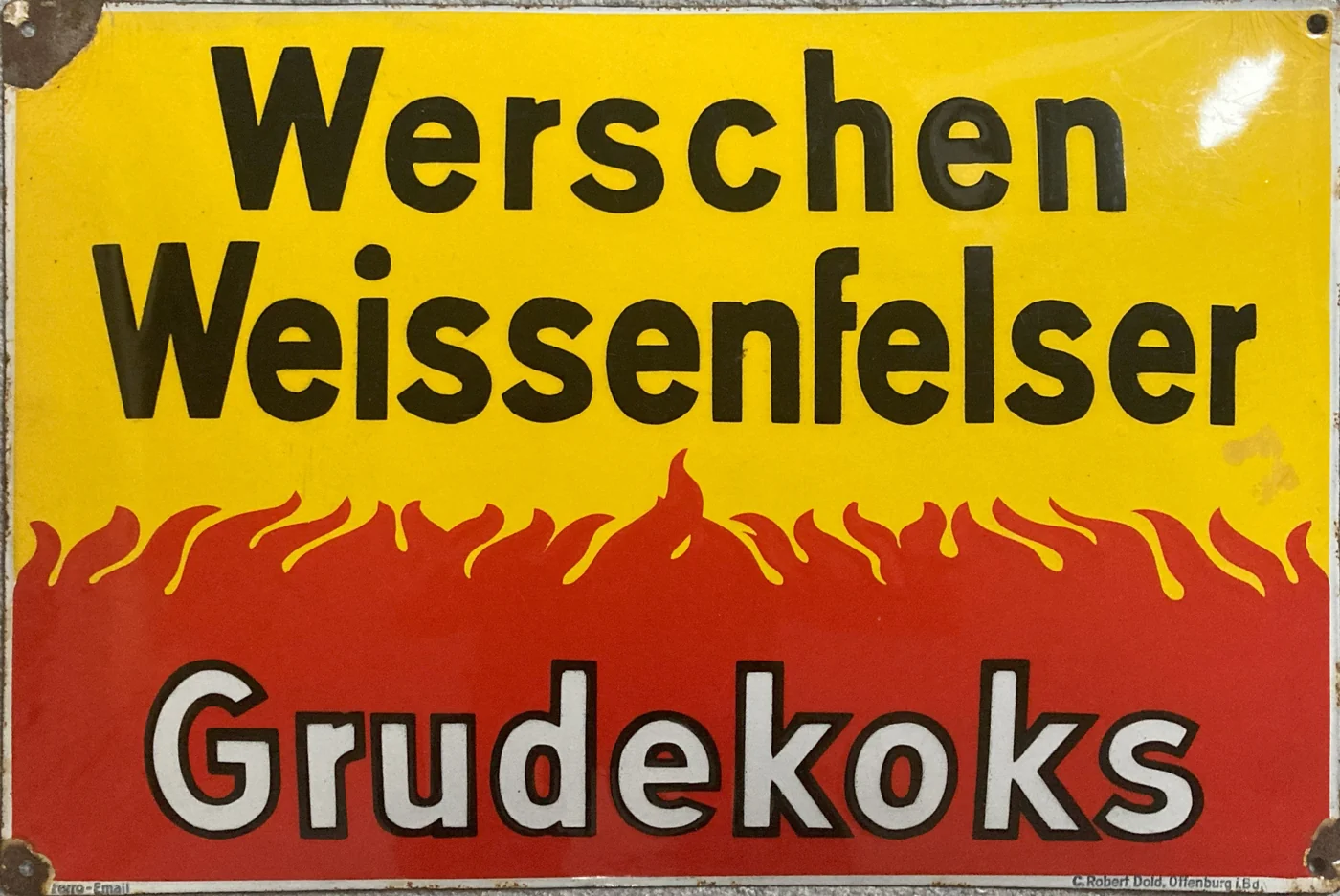 Gelb-rotes Emailschild mit Flammenmotiv und der Aufschrift Werschen Weissenfelser Grudekoks