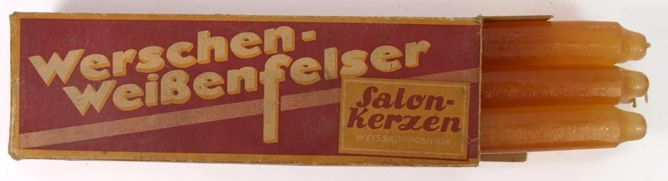 Erhaltene rot-gelbe Schachtel mit der Aufschrift Werschen-Weißenfelser Salonkerzen und herausragenden Kerzen